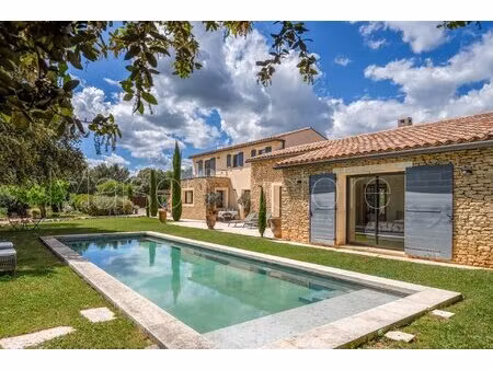 maison de village contemporaine au coeur de cabrières d'avignon.