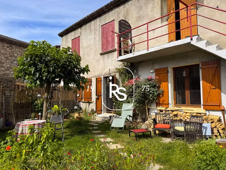 maison avec jardin divisée en deux logements