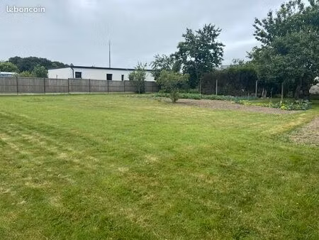 terrain de 819 m2 à locoal-mendon