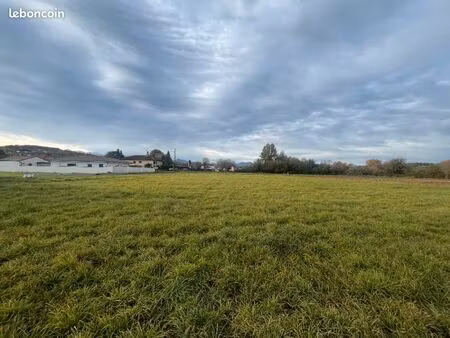 terrain 701 m² juillan