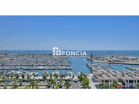 le port : rare ! 2 pieces rénové et traversant en étage très élevé offrant une vue panoram