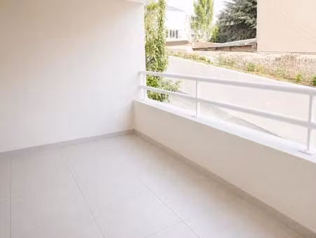 t2 avec parking et balcon à marseille