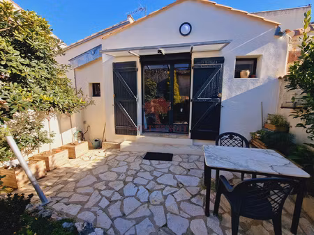 location gignac maison de village f2 de plain-pied avec cour