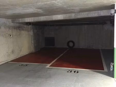 places de parking dans immeuble sécurisé et propre