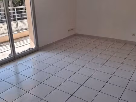 lumineux t2 rénové avec grand balcon et parking privatif couvert – proche centre-ville