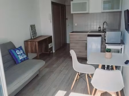 magnifique studio très lumineux entièrement refait à neuf et meublé de 18 m2 environ clerm