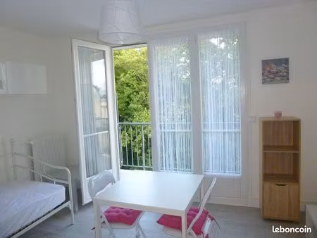 studio meuble proche deux lions