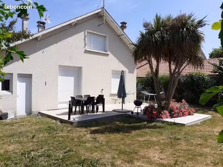 maison calme  bon emplacement avec terrasse et jardin