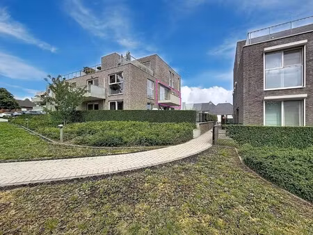 modern appartement met 2 slaapkamers  terras en 2 ondergrondse staanplaatsen.