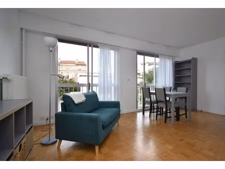 grand studio meuble a 5 minutes de la gare