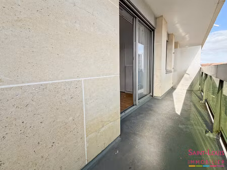 poissy centre-ville studio avec grand balcon à 4min de la gare.