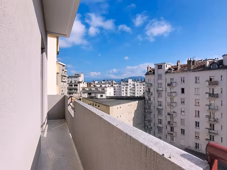 t3 lumineux avec balcon