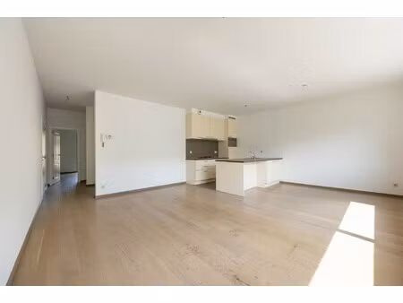 recent (2008) gelijkvloersapp met 2 slaapkamers en tuin