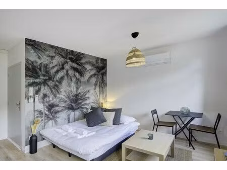 studio meublé rénové avec balcon – avenue de la tranchée