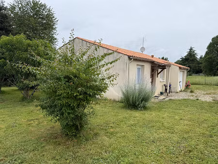 location maison 3 pièces  65.00m²  bussac