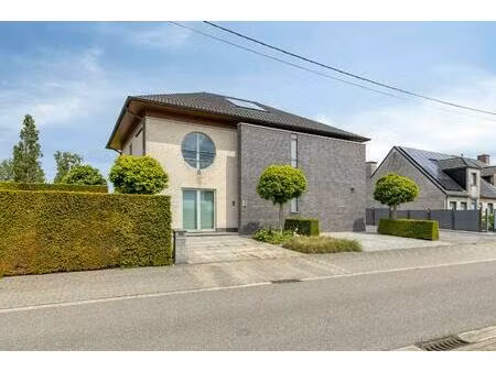 ruime woning met magazijn (250m²) te koop in baasrode