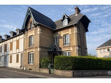 elegante maison de ville avec joli jardin clos et garage ferme