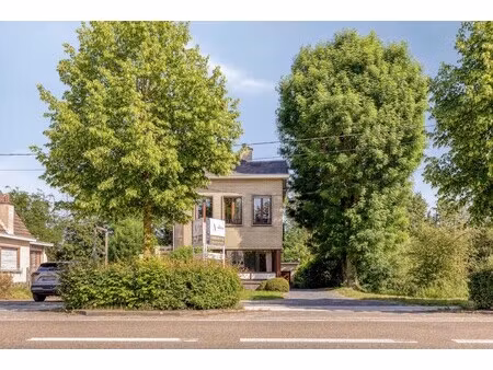halfopen woning met ruime garage en uitbreidingspotentieel
