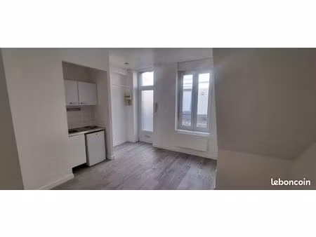 très beau studio  sécurisé et calme