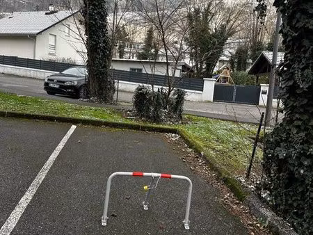 place de parking 100m veyrier douane