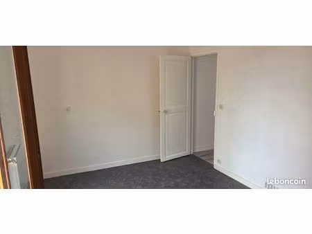 f2 de 25m2 etrechy centre ville