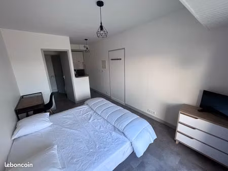 studio toutes charges comprises