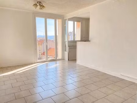 t3 traversant 53 m² balcon et cave