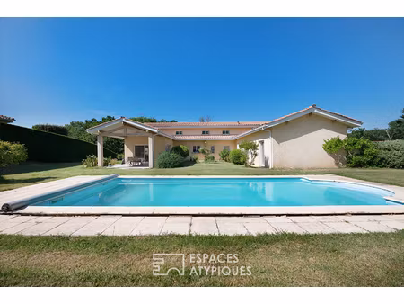 maison d'architecte avec piscine sur les hauteurs de puygouzon