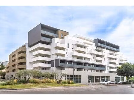 l'esprit loft au polygone : t3 traversant et son patio géant de 48 m²