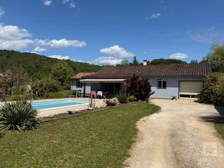 maison contemporaine en bardage bois et piscine