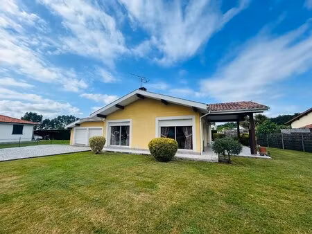 maison lumineuse avec double garage et jardin clos