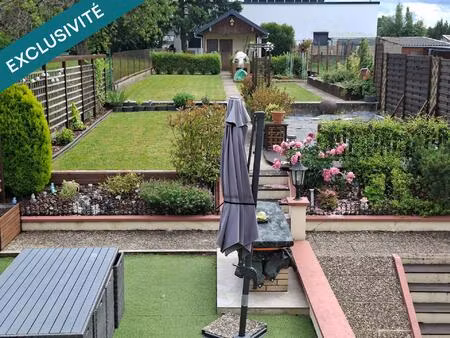 belle maison de ville avec un magnifique jardin!