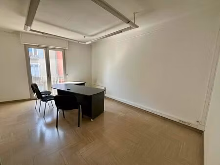 location commerce orange 84100 160m²