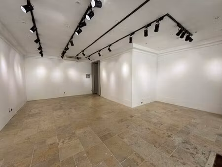 location commerce orange 84100 70m²