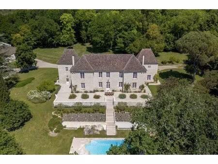 domaine d’exception avec château rénové  lac  sources et 38 hectares – proche de montcuq  
