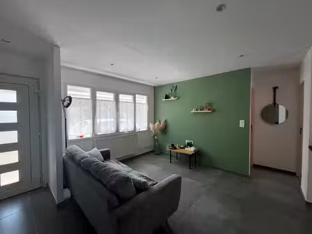 maison plain-pied avec 2 chambres et jardin.