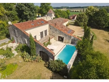 charmante propriété en pierres avec grange et piscine !
