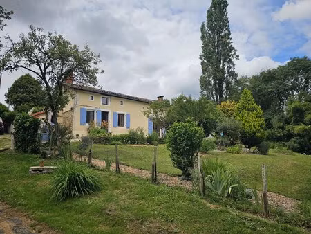 maison de campagne avec piscine  bois et cadre paisible de hameau