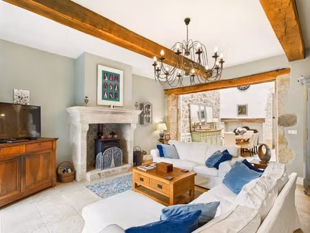 maison en pierre au cœur du village de sos