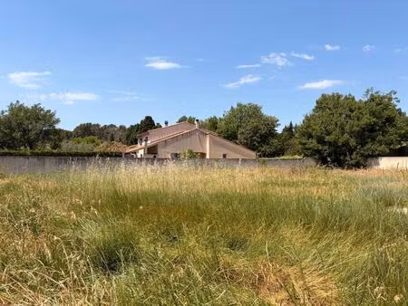 terrain à bâtir dans un environnement calme à noves