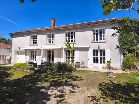 vente maison 8 pièces 215 m² à nanteuil-en-vallée (16700)  168 400 €
