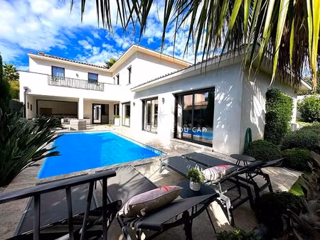à vendre villa contemporaine avec double garage piscine cuisine extérieure  sainte maxime
