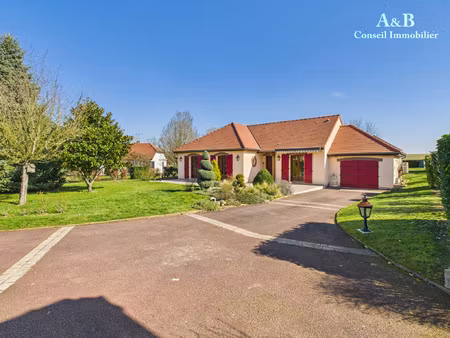 ruvigny - maison de plain pied avec jardin paysagé et dépend