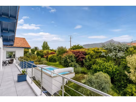 propriété familiale de 295 m² avec piscine  vue rhune et parc paysager de 3 000 m²