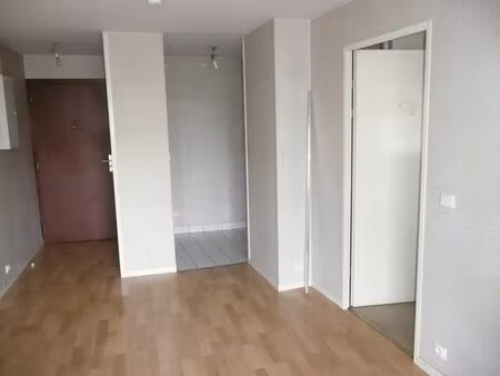 a louer appartement de 2pp avec balcon et parking proche campus