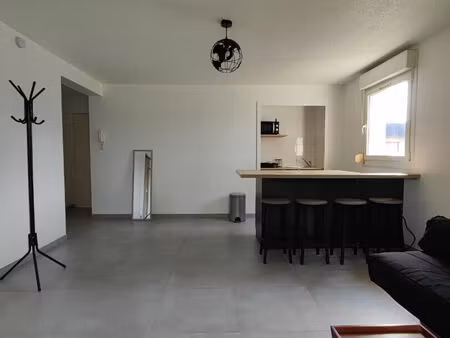 grand studio meuble - parking - libre
