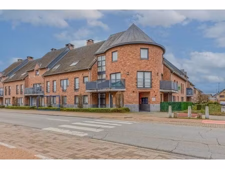 appartement met drie slaapkamers  momenteel ingericht als dokterspraktijk in maasmechelen.