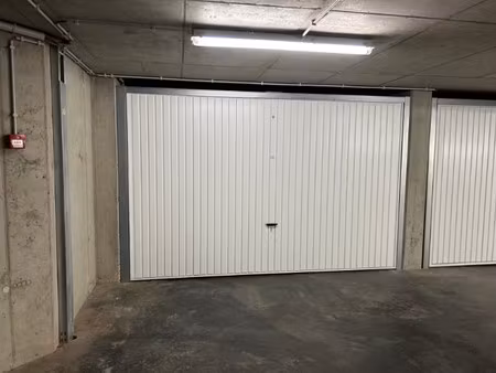 zeer ruime garagebox te koop aan de manitobahelling!