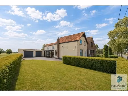 te renoveren woning met rondom landelijke uitzichten