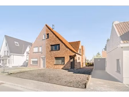 deze prachtige woning werd 10 jaar geleden volledig gerenoveerd en biedt een moderne en co